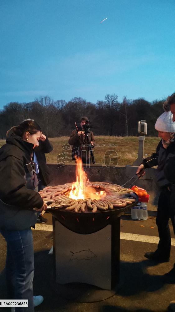 Protesting farmers blocade the A10 autoroute - Saint-Arnoult-en-Yvelines
