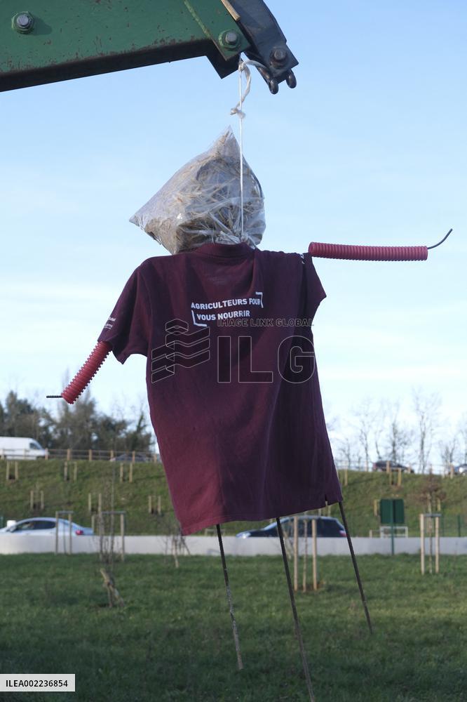 Farmers block the RN14 road - Villeneuve-Saint-Martin