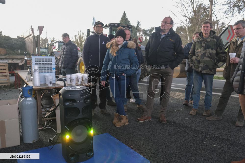 Farmers block the RN14 road - Villeneuve-Saint-Martin