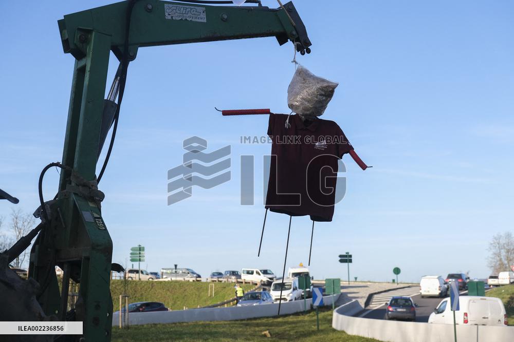 Farmers block the RN14 road - Villeneuve-Saint-Martin