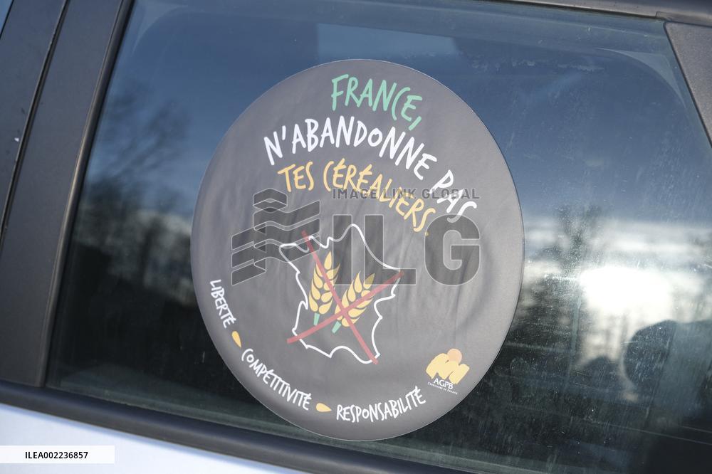 Farmers block the RN14 road - Villeneuve-Saint-Martin