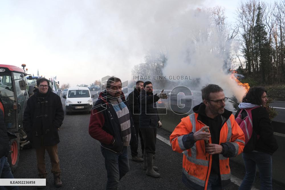 Farmers block the RN14 road - Villeneuve-Saint-Martin
