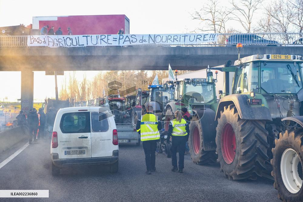Farmers block the RN14 road - Villeneuve-Saint-Martin