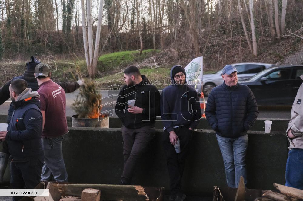 Farmers block the RN14 road - Villeneuve-Saint-Martin
