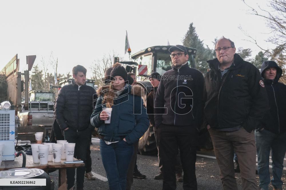 Farmers block the RN14 road - Villeneuve-Saint-Martin