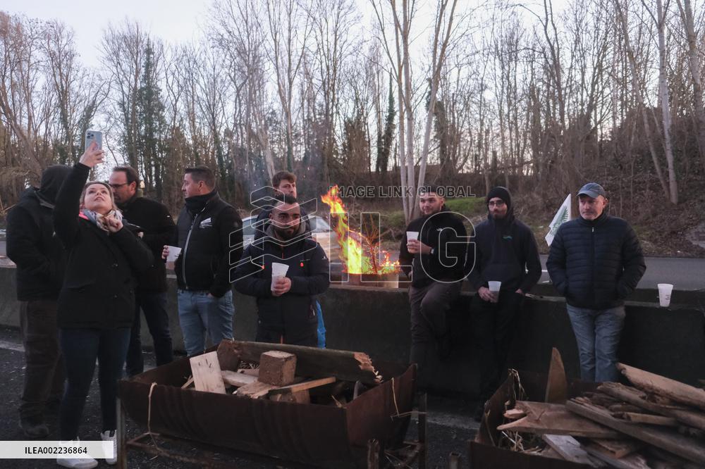 Farmers block the RN14 road - Villeneuve-Saint-Martin