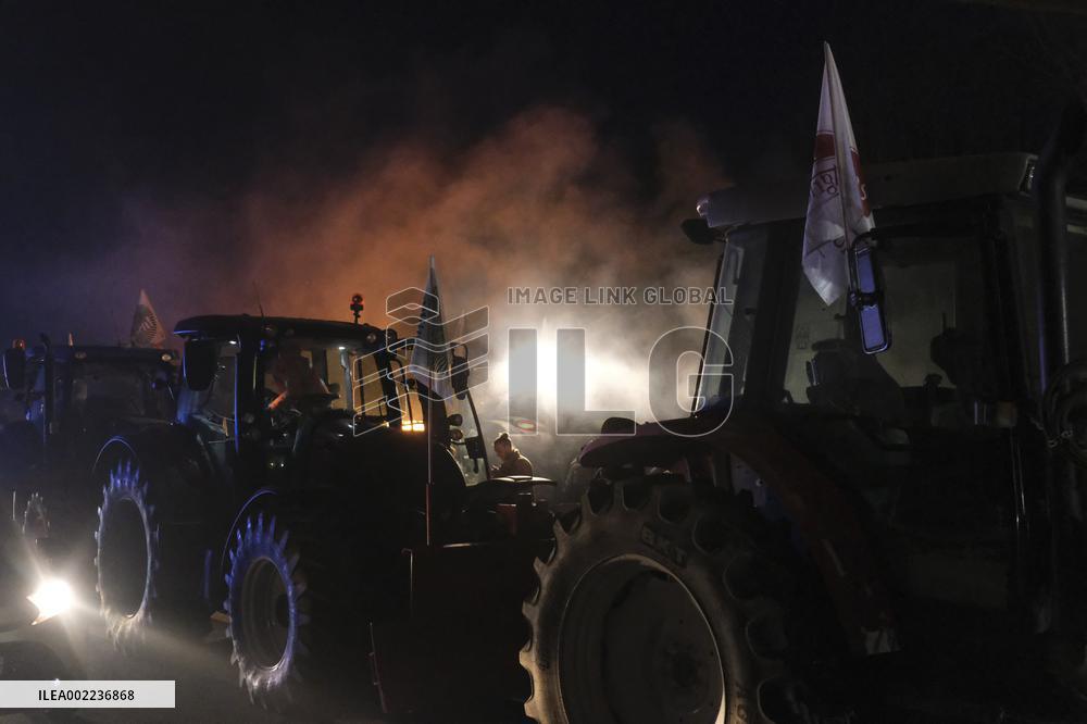Farmers block the RN14 road - Villeneuve-Saint-Martin