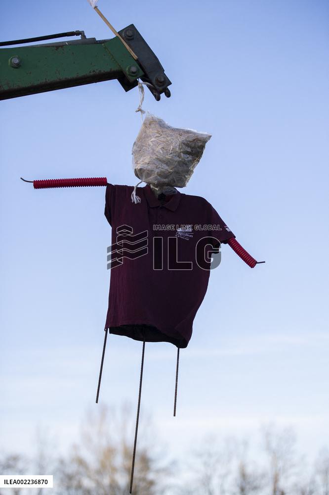 Farmers block the RN14 road - Villeneuve-Saint-Martin