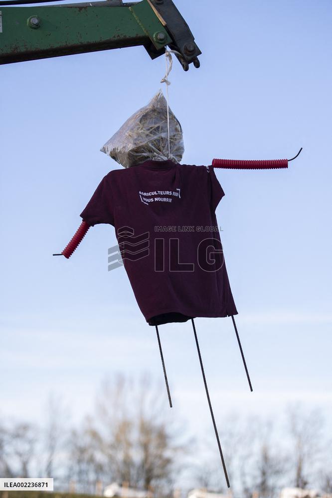 Farmers block the RN14 road - Villeneuve-Saint-Martin