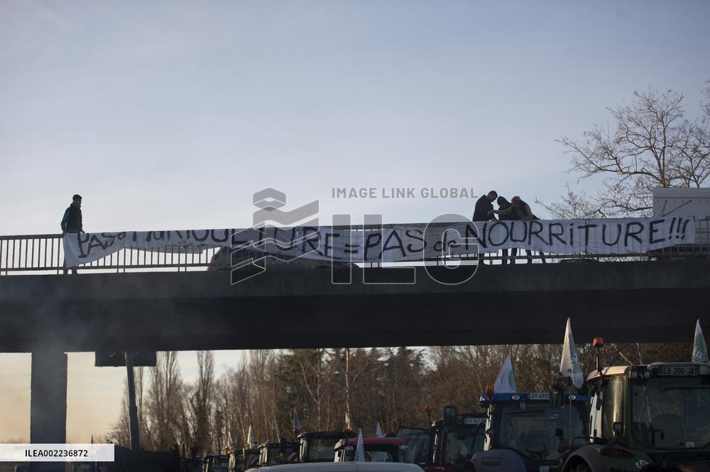 Farmers block the RN14 road - Villeneuve-Saint-Martin