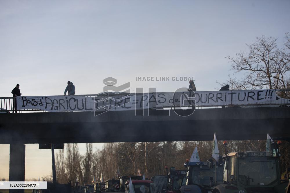 Farmers block the RN14 road - Villeneuve-Saint-Martin