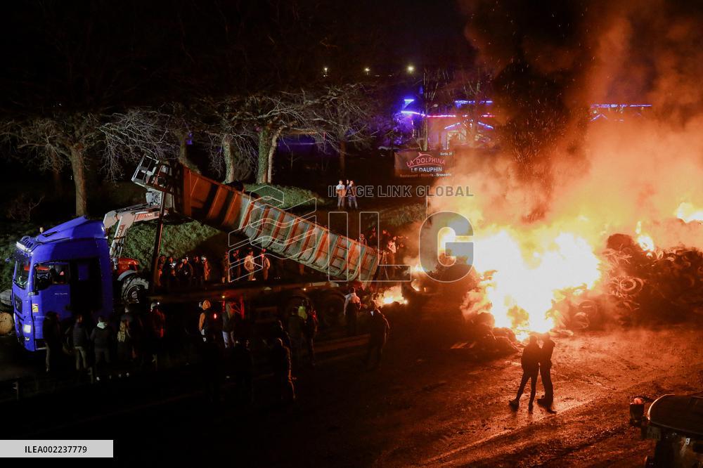 Farmers Block RN165 Motorway - Brittany