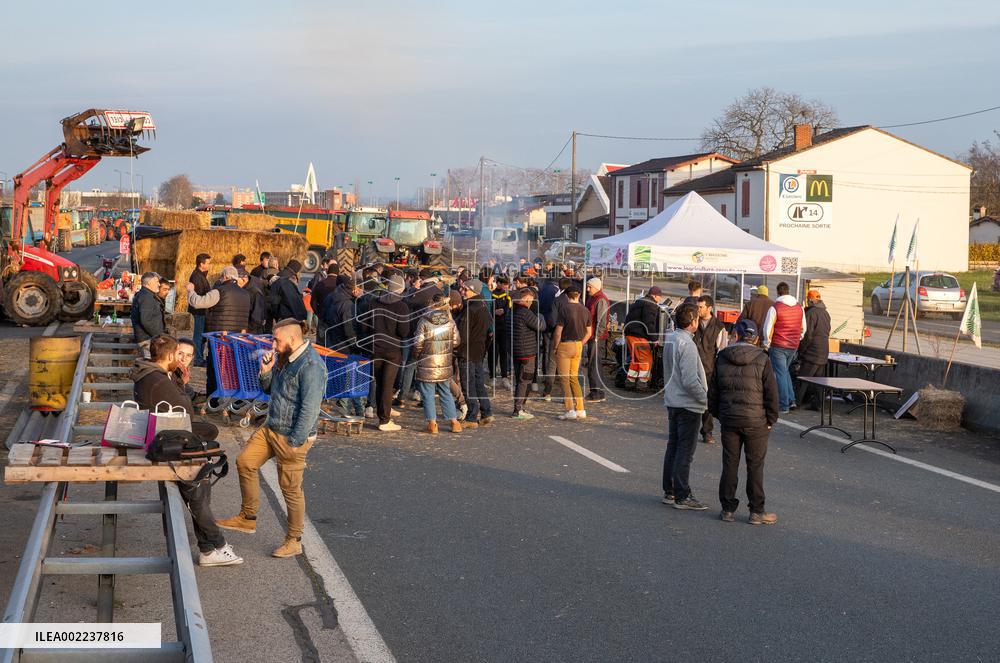 Farmers Block The Ring Road - Albi