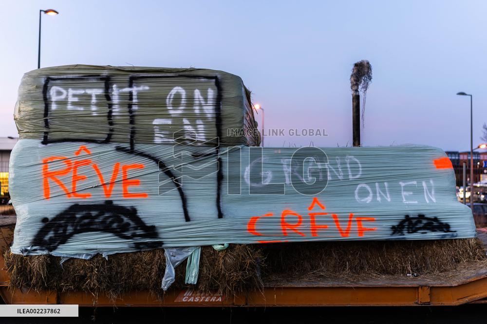 Farmers Block The Ring Road - Albi