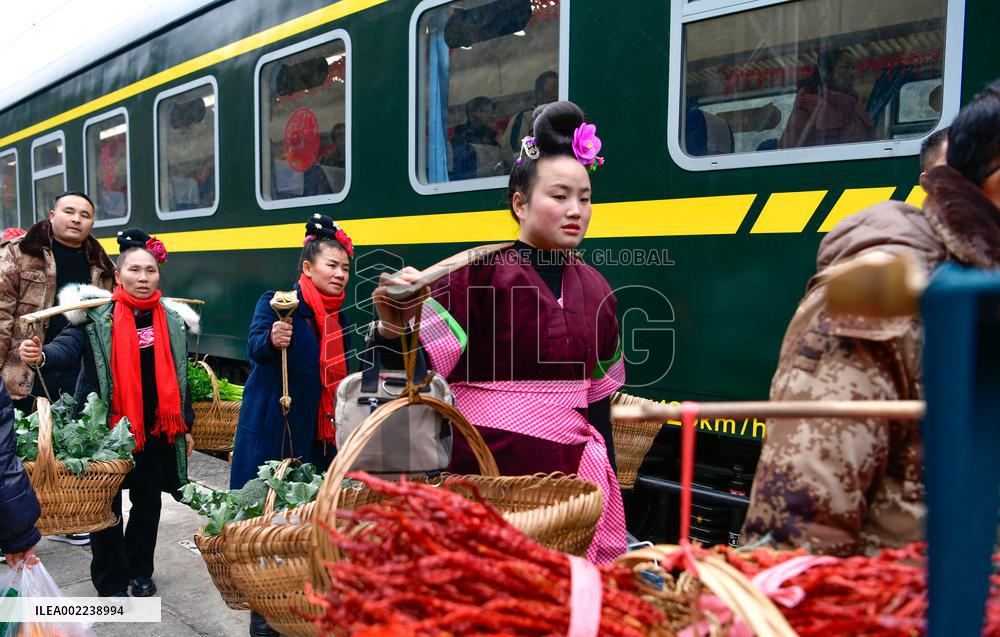 CHINA-GUIZHOU-SLOW TRAIN-"VILLAGE GALA" (CN)