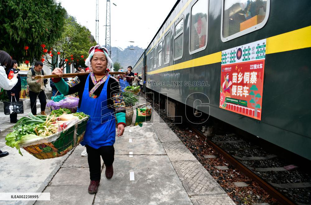 CHINA-GUIZHOU-SLOW TRAIN-"VILLAGE GALA" (CN)