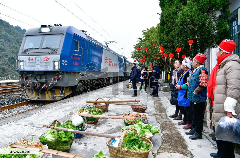 CHINA-GUIZHOU-SLOW TRAIN-"VILLAGE GALA" (CN)