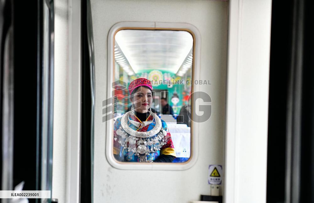 CHINA-GUIZHOU-SLOW TRAIN-"VILLAGE GALA" (CN)