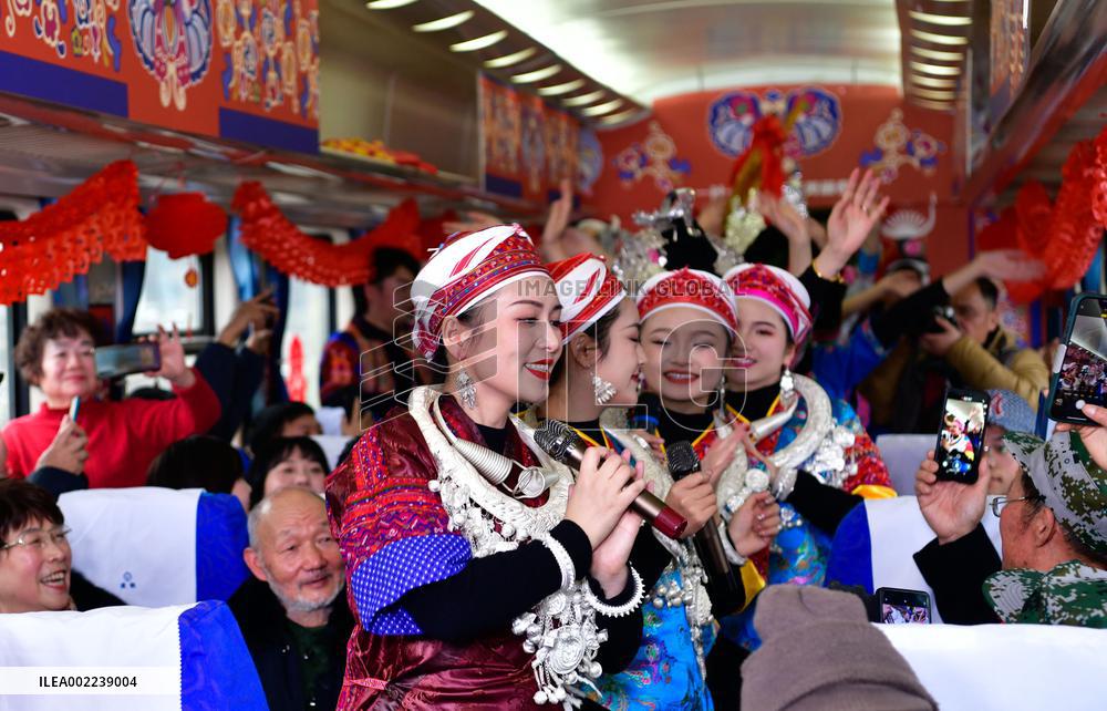 CHINA-GUIZHOU-SLOW TRAIN-"VILLAGE GALA" (CN)