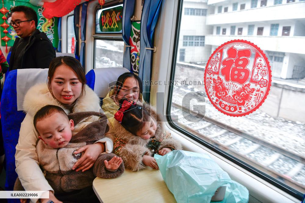 CHINA-GUIZHOU-SLOW TRAIN-"VILLAGE GALA" (CN)