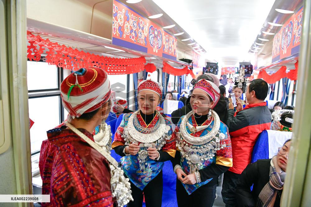 CHINA-GUIZHOU-SLOW TRAIN-"VILLAGE GALA" (CN)