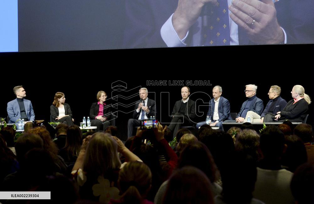 Presidentinvaalitentti Educa-messuilla Helsingissä