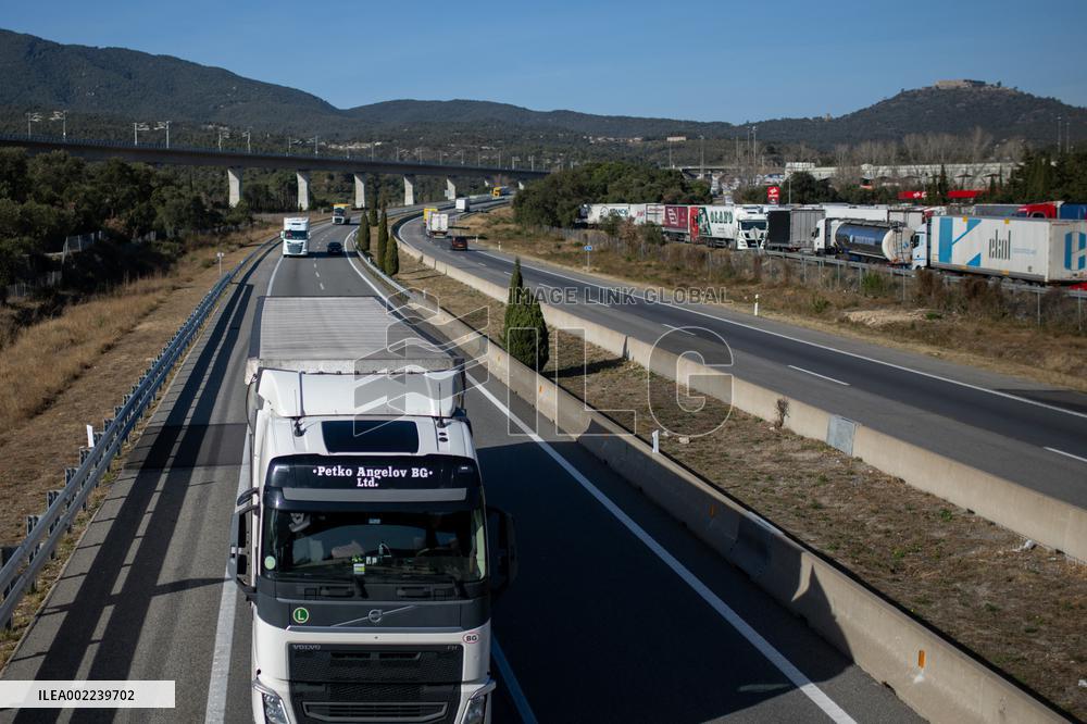 Traffic reopens at French border after French farmers' protests