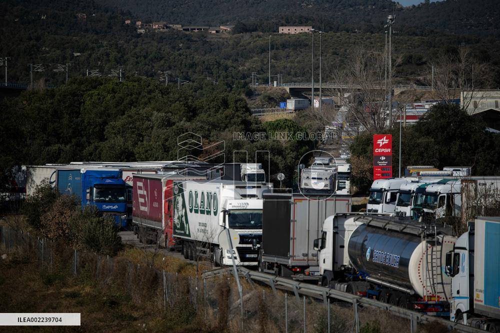 Traffic reopens at French border after French farmers' protests