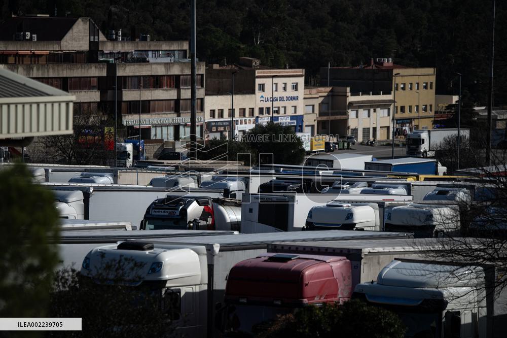 Traffic reopens at French border after French farmers' protests