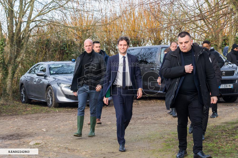 Gabriel Attal visiting a farm Les Jardins de Meslay - Parcay Meslay
