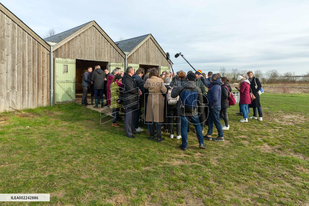 Gabriel Attal visiting a farm Les Jardins de Meslay - Parcay Meslay