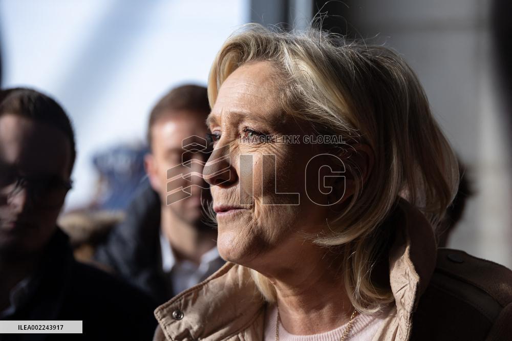 Marine Le Pen visit a farm - Radinghem en Weppes