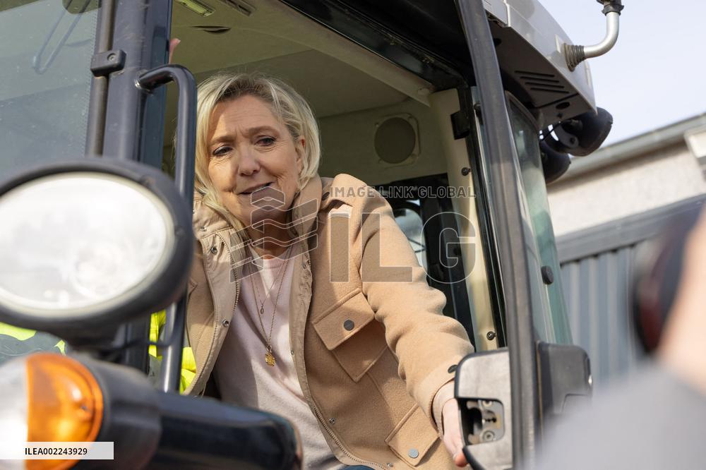 Marine Le Pen visit a farm - Radinghem en Weppes