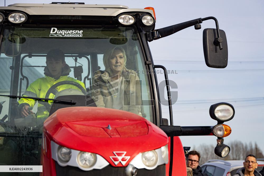 Marine Le Pen visit a farm - Radinghem en Weppes