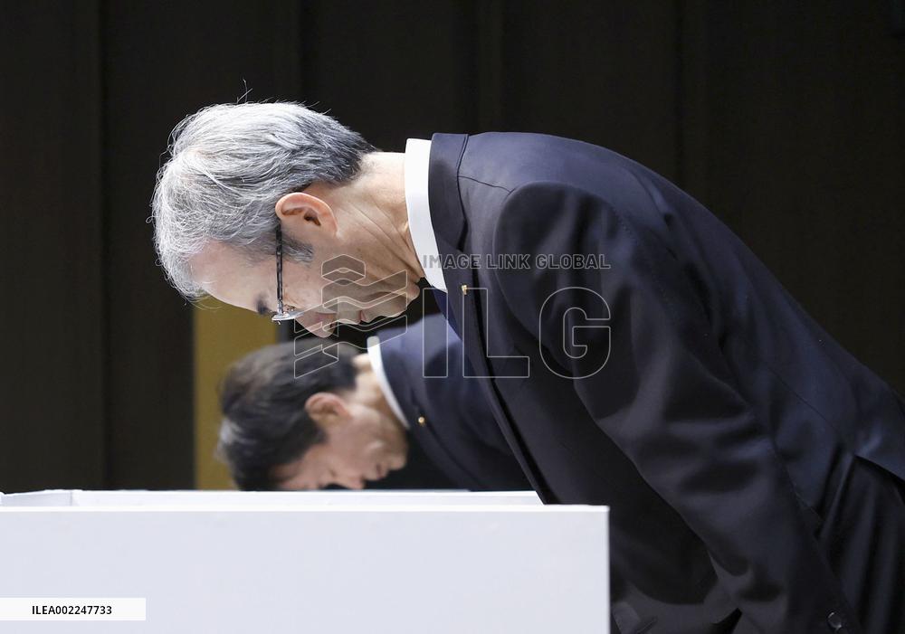 Toyota Industries president apologizes over data rigging