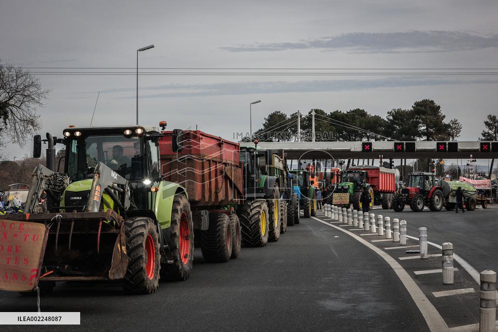 Farmers Block Entrance To Langon Motorway Toll Plaza - Gironde