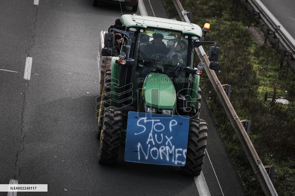Farmers Block Entrance To Langon Motorway Toll Plaza - Gironde