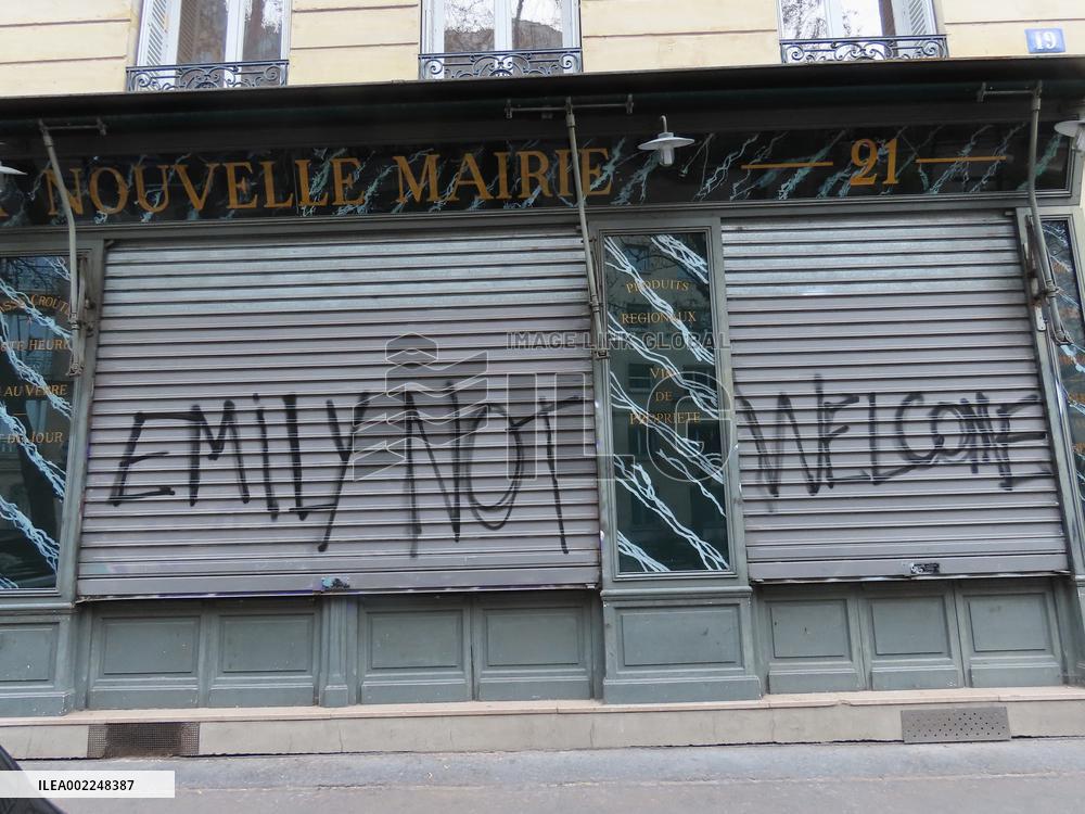 Tags Against Emily In Paris Serie - Paris