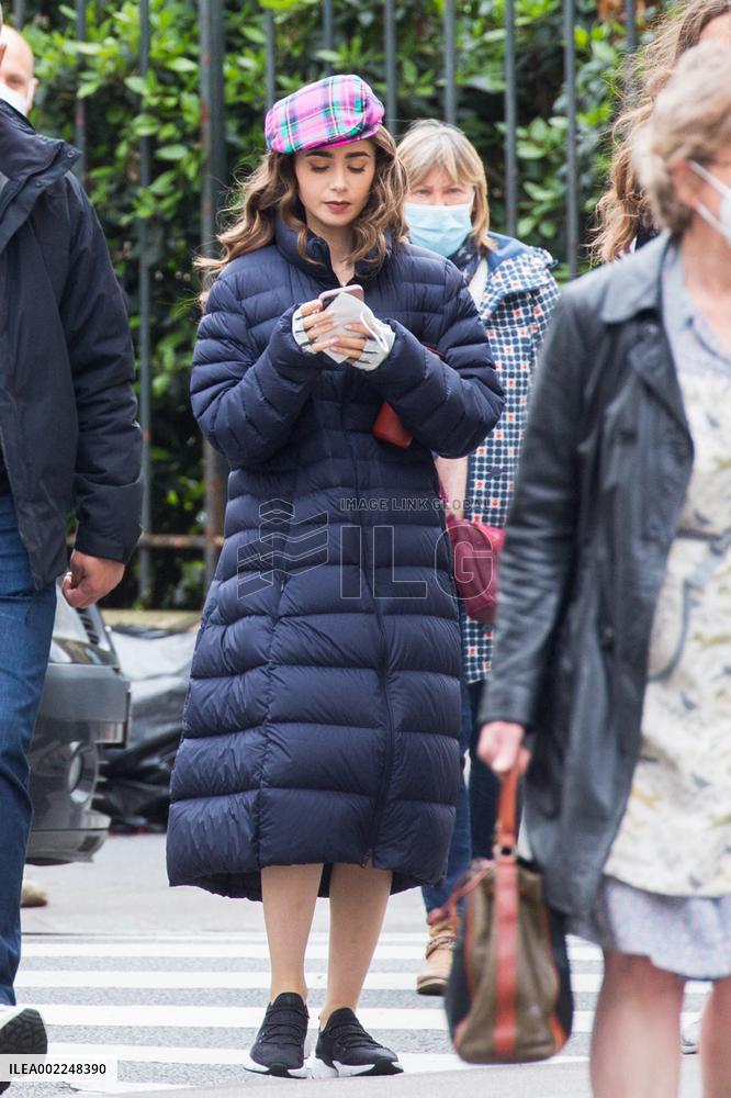 Tags Against Emily In Paris Serie - Paris