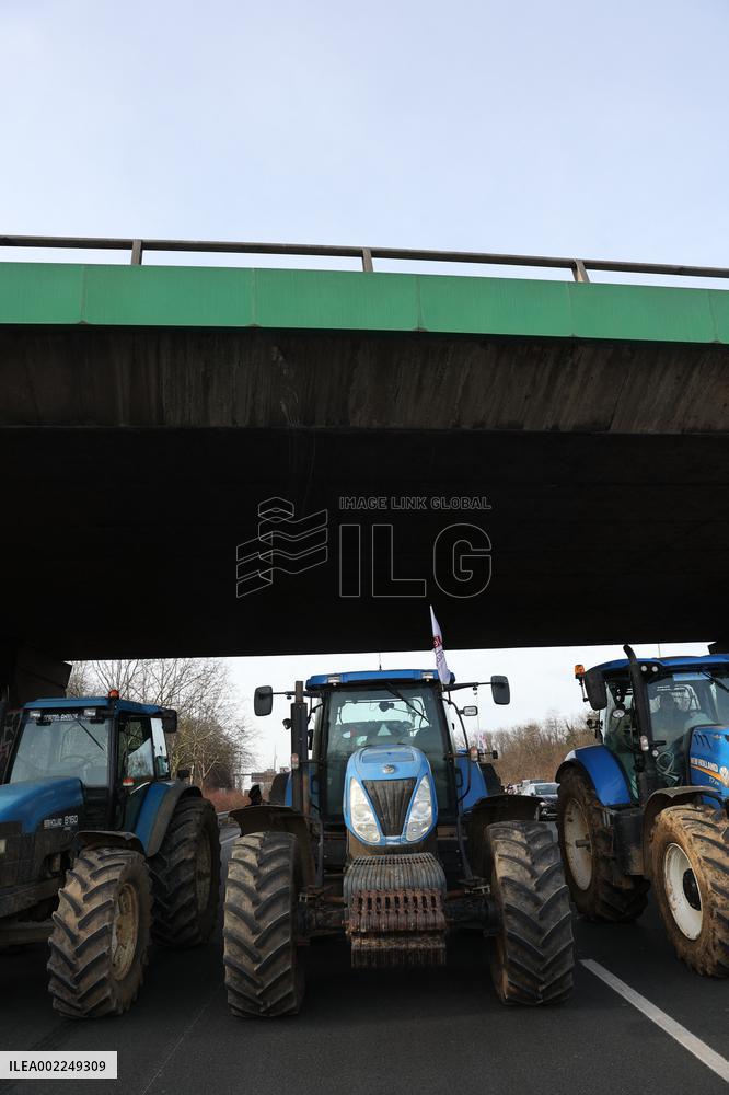 Farmers Block A15 Motorway - Argenteuil