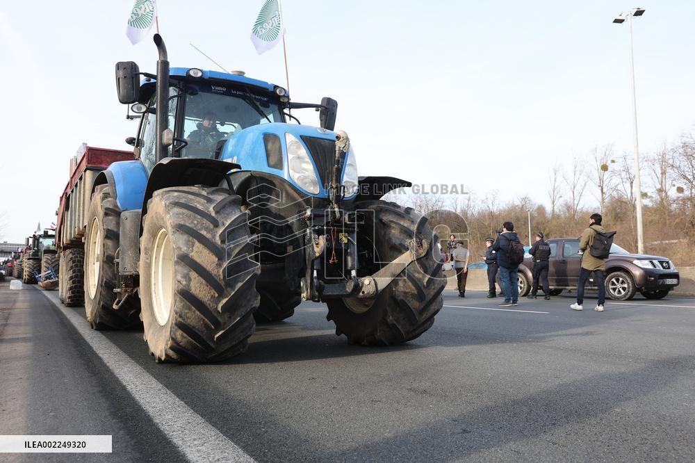 Farmers Block A15 Motorway - Argenteuil
