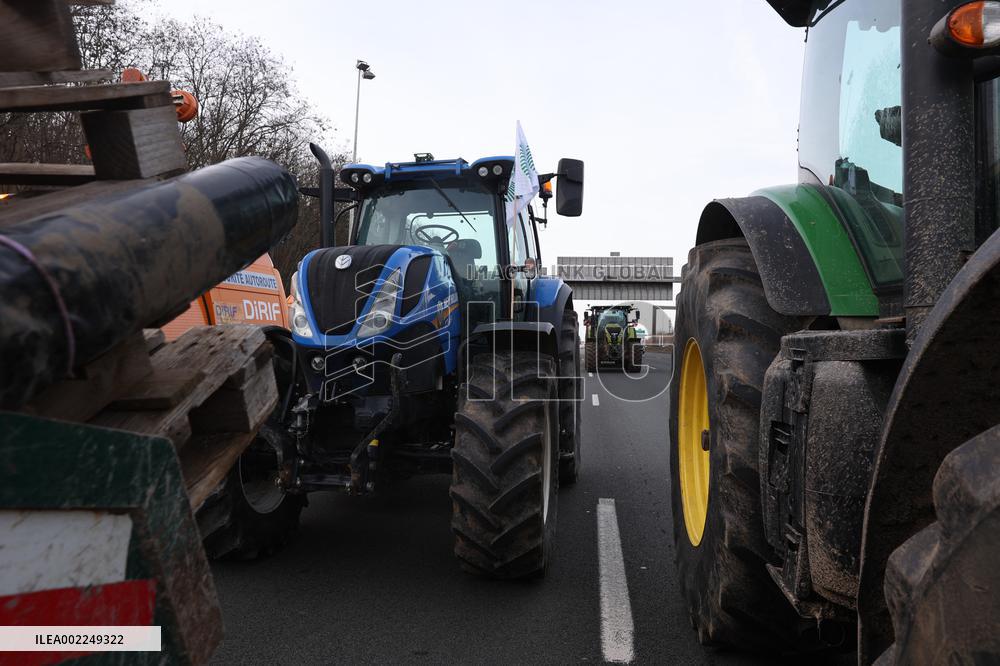 Farmers Block A15 Motorway - Argenteuil
