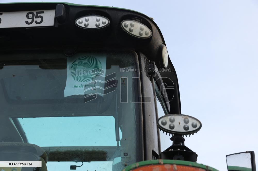 Farmers Block A15 Motorway - Argenteuil