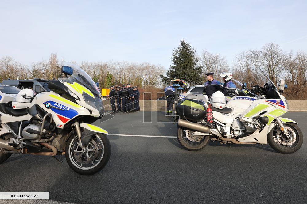 Farmers Block A15 Motorway - Argenteuil