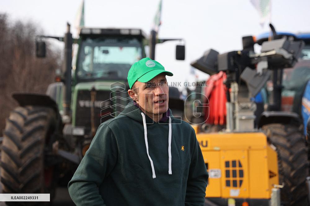 Farmers Block A15 Motorway - Argenteuil