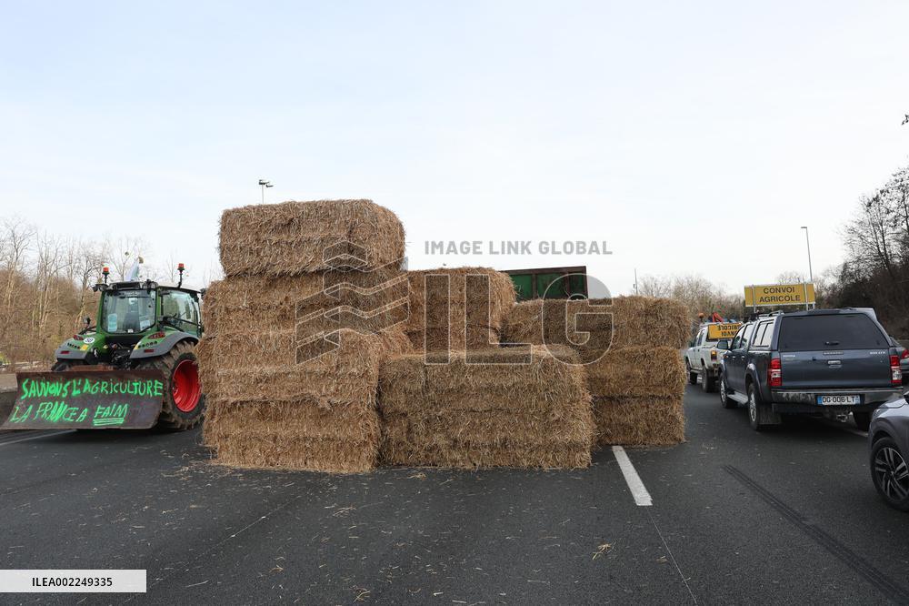 Farmers Block A15 Motorway - Argenteuil