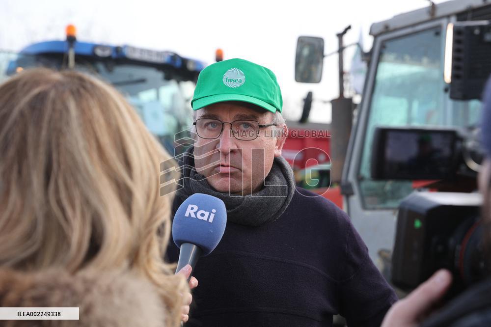 Farmers Block A15 Motorway - Argenteuil