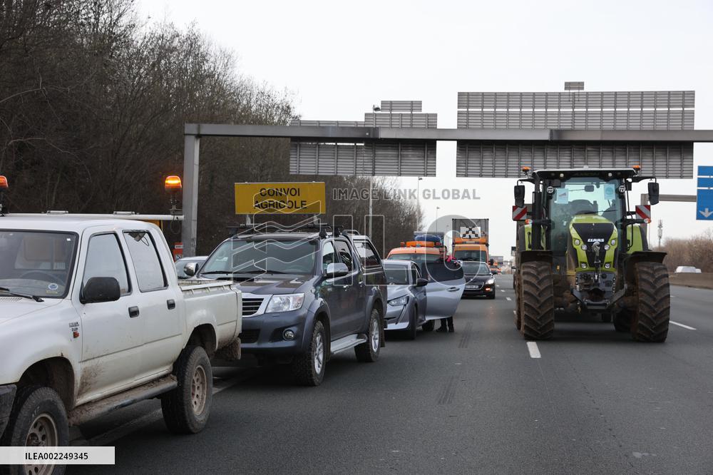 Farmers Block A15 Motorway - Argenteuil