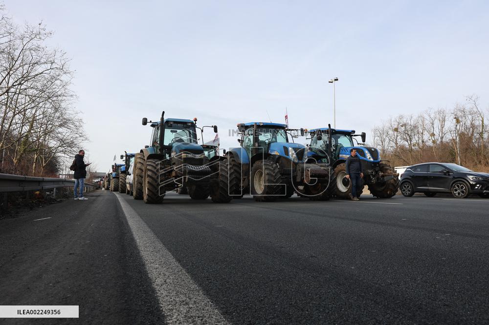 Farmers Block A15 Motorway - Argenteuil