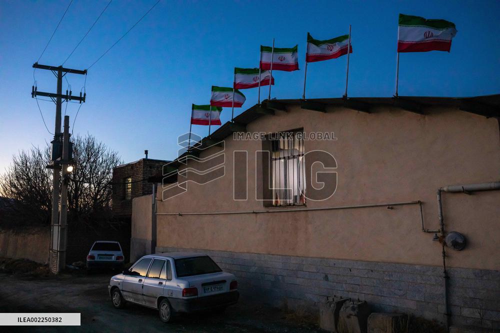 Iranian Factory Makes Us Flags To Burn - Khomein